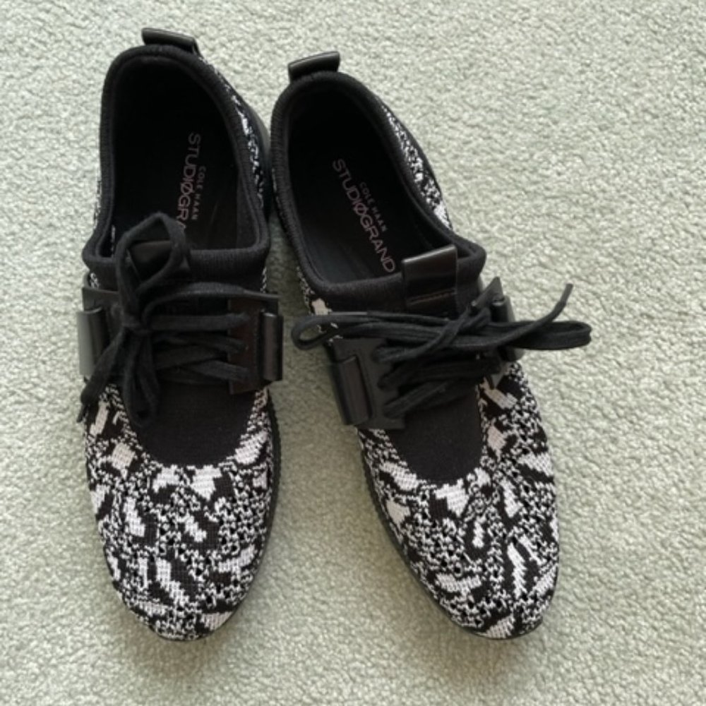 Cole Haan Ladies Knit Sneaker Shoe Size 7.5 M Excellent Condition Black/White